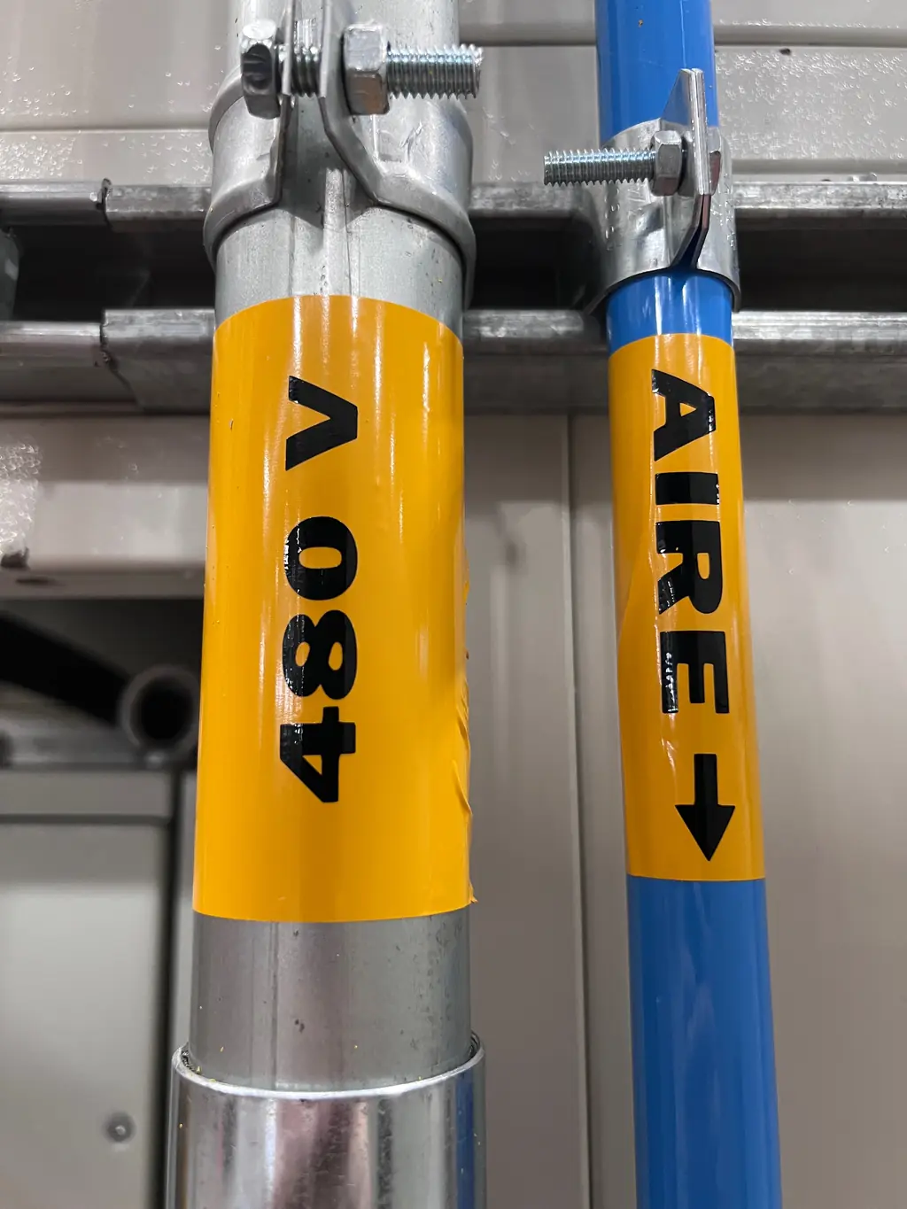 Alimentación de 480 V y de aire a una máquina, rotuladas