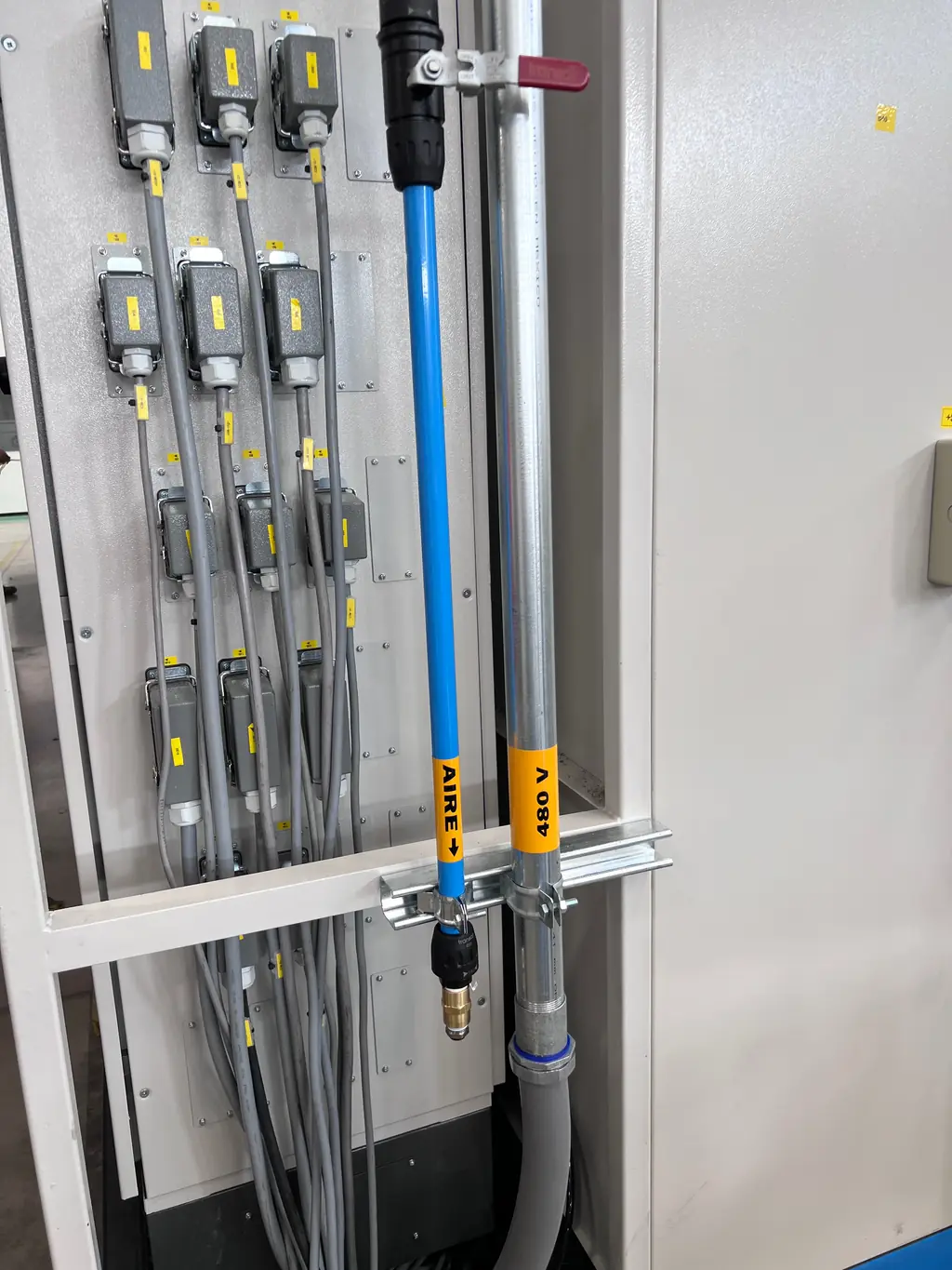 Bajadas en conduit con conectores a una máquina