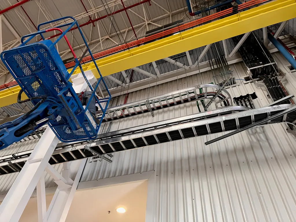 Instalación de charola portacables en altura desde plataforma