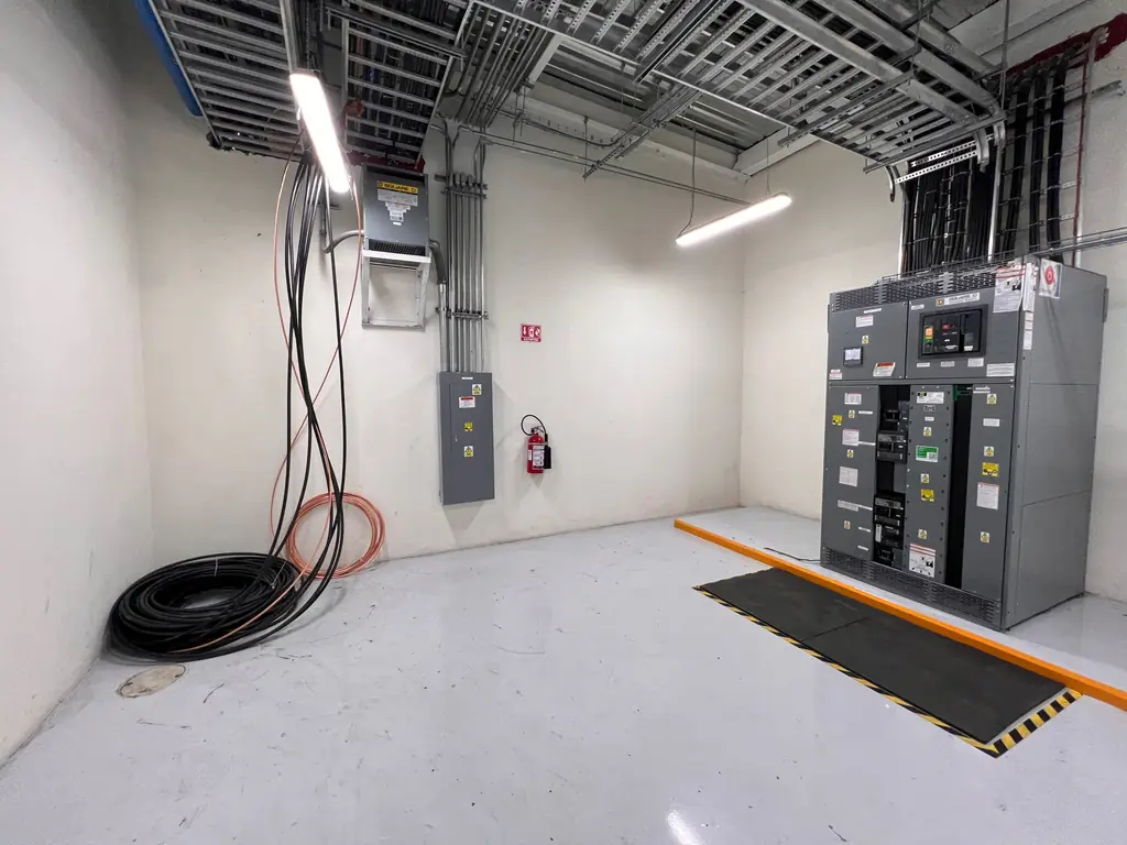 Cuarto eléctrico nuevo con tableros, charola y alimentadores