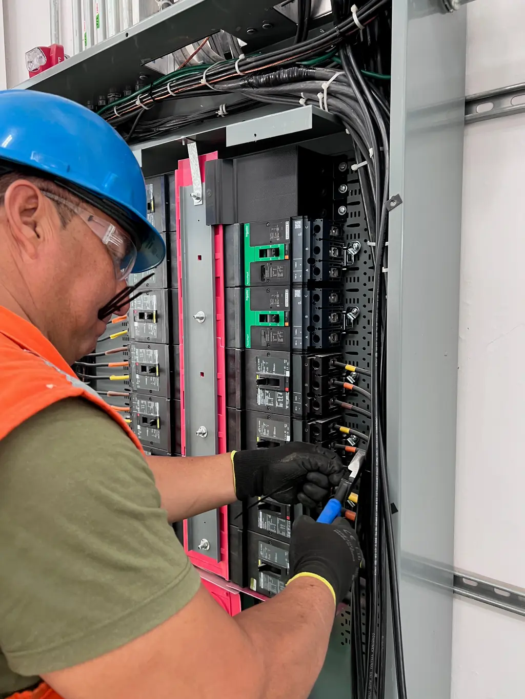 Electricista peinando el cableado de un tablero de distribución