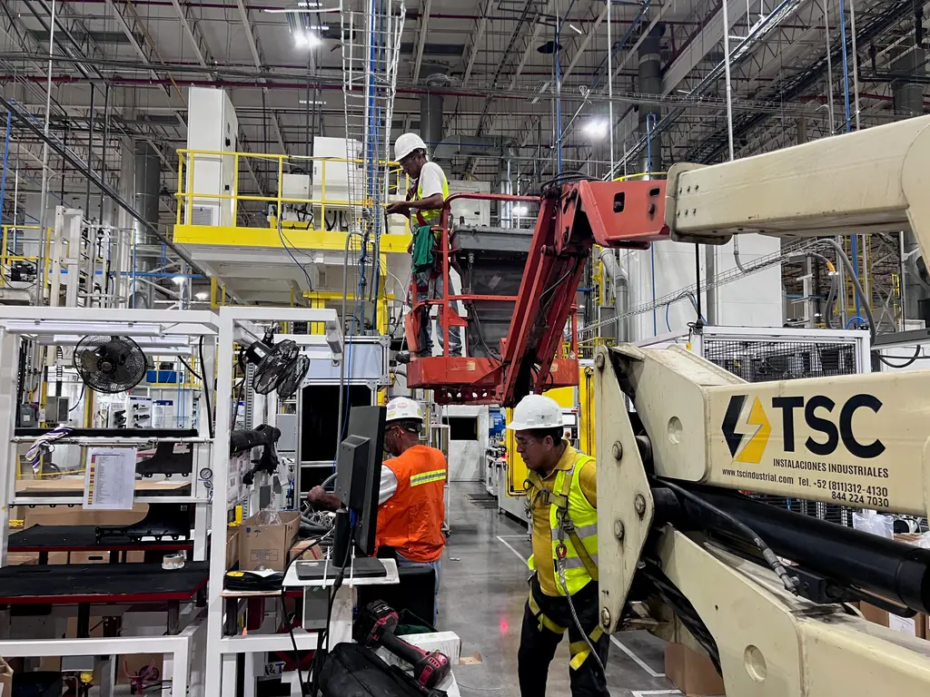Instalación eléctrica en línea de producción desde plataforma de elevación