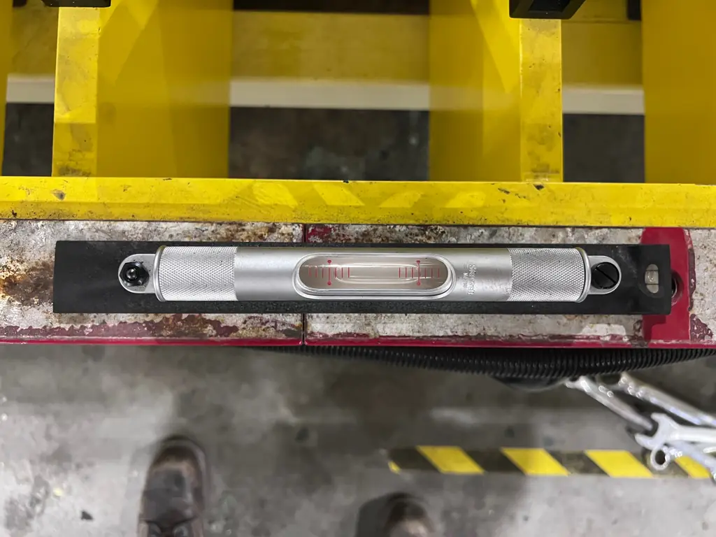 Nivel de precisión sobre la base de una máquina