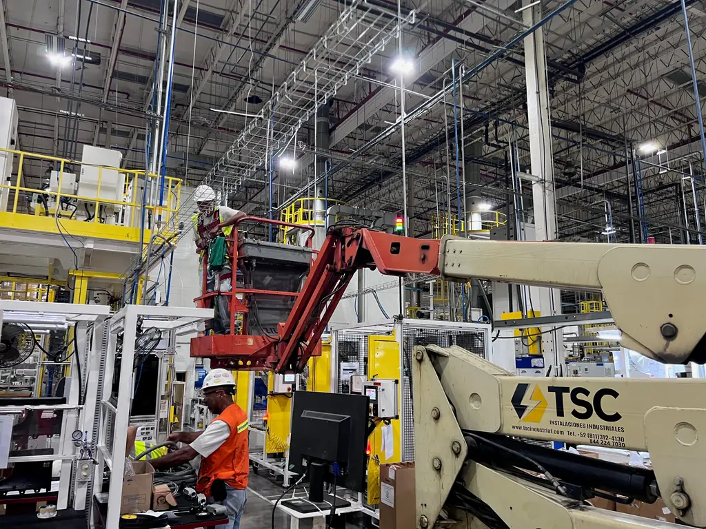 Cuadrilla de TSC trabajando desde nuestra plataforma en una línea de producción