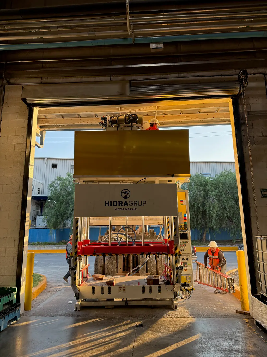 Prensa entrando a la nave por el andén