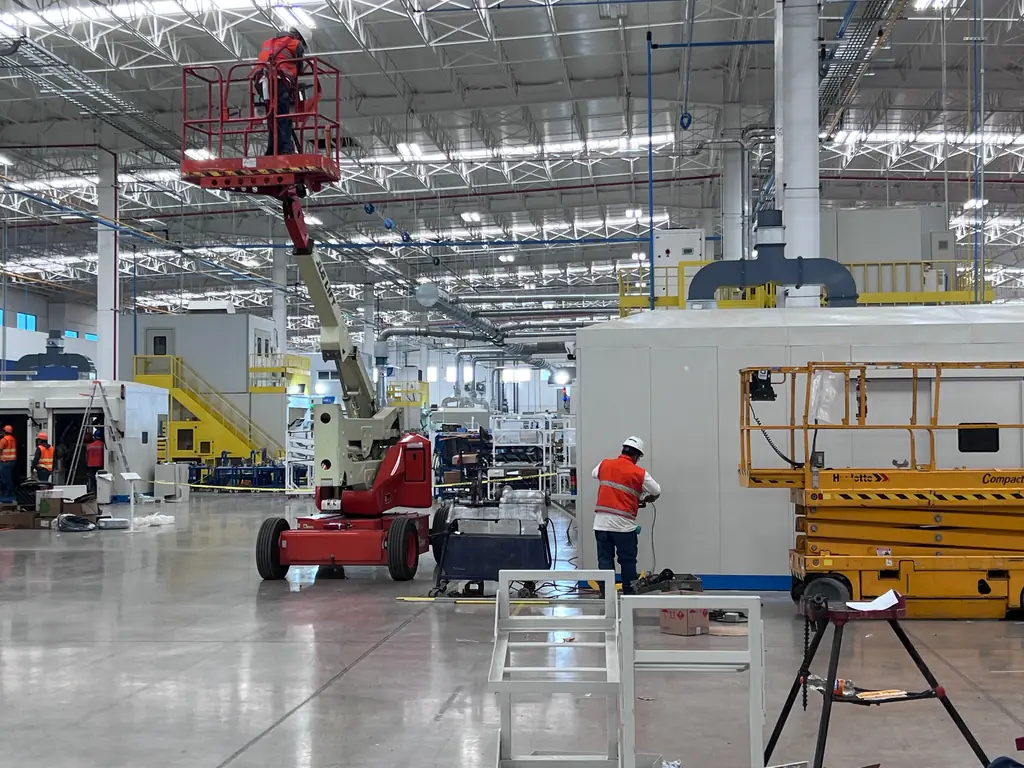 Trabajo eléctrico en altura con plataformas en una planta nueva