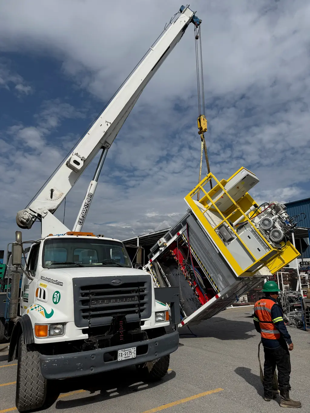 Volteo de una prensa con grúa al bajarla del tráiler